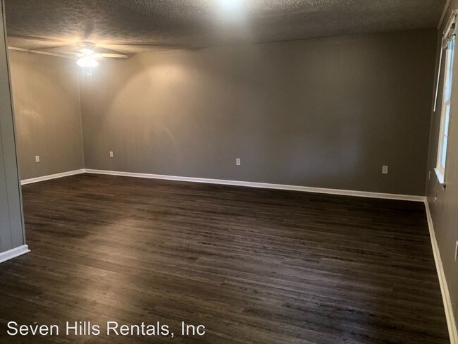 Building Photo - 515 Chateau Dr SE