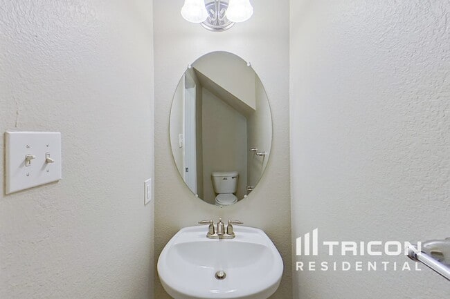 Building Photo - 15904 Alvarado Dr