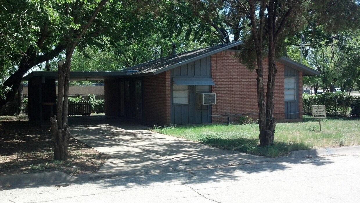 Primary Photo - 3 bed 1 bath house. Available now.