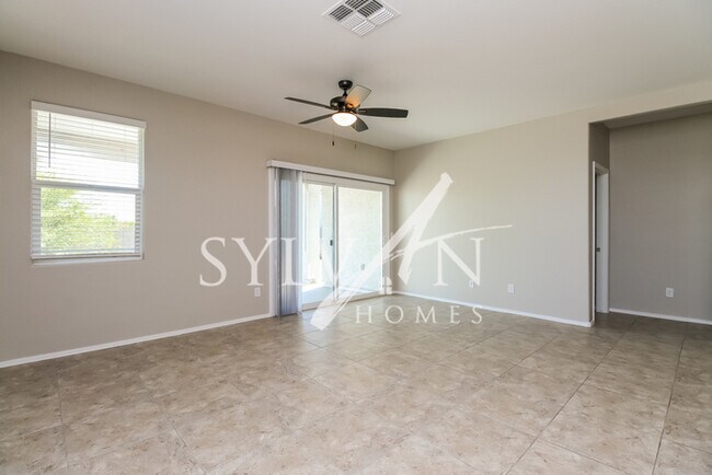 Building Photo - Feel welcome and comfortable in this charm...