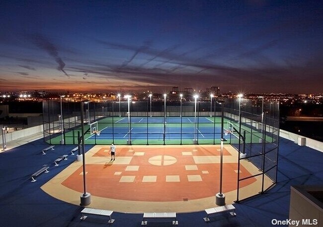 Foto del edificio - 40-22 College Point Blvd