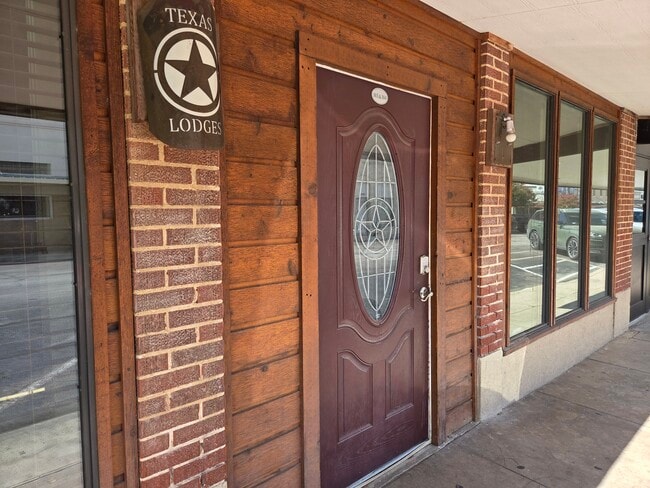 Building Photo - Floresville 3rd St Apartments