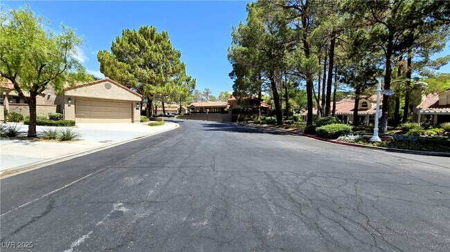 Foto del edificio - 7163 Mission Hills Dr