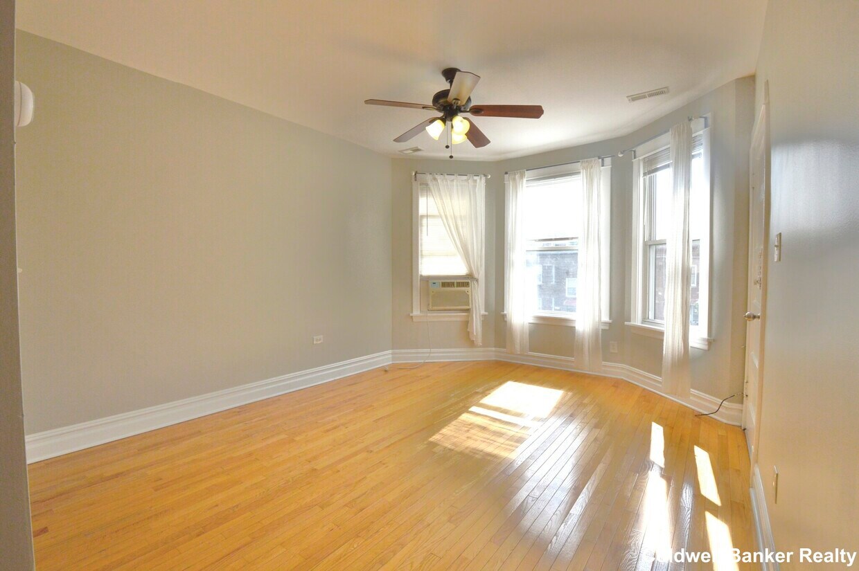 Primary Photo - 3313 N Hamlin Ave