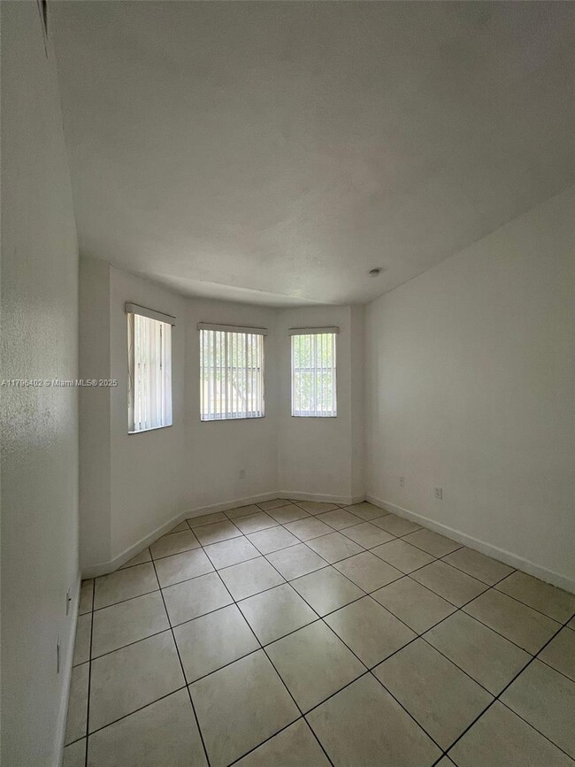 Foto del edificio - 1661 SE 28th St