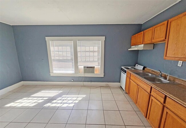 Building Photo - 612 26th St W