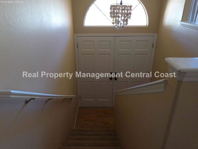 Building Photo - LEASE PENDING- Beautiful 3 bedroom, 2 bath...