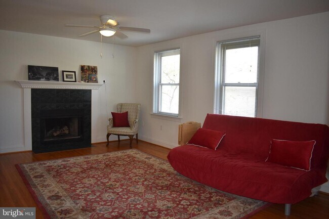 Building Photo - 606 Kromer Ave