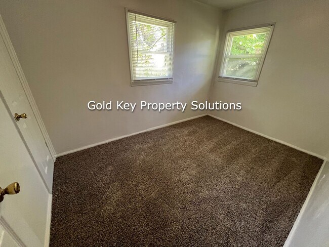Building Photo - Updated 2 Bedroom/1 Bath with New Carpet a...