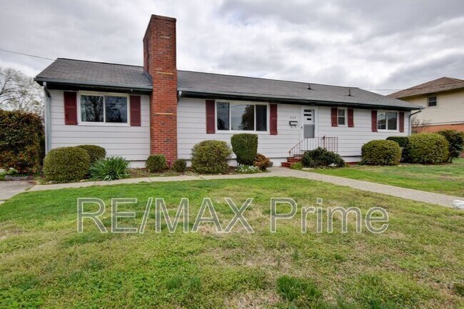 Foto del edificio - 609 Birch Dr