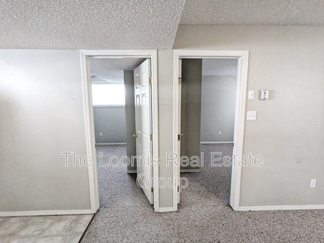 Photo du bâtiment - 2433-232B 32b St NW