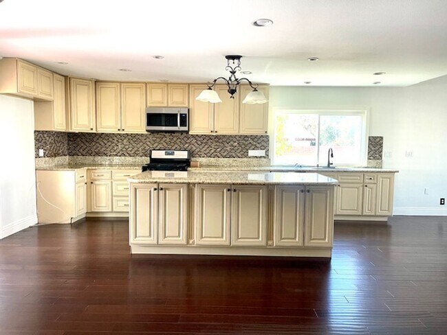 Building Photo - Green Valley Corner Lot Home Walking Dista...