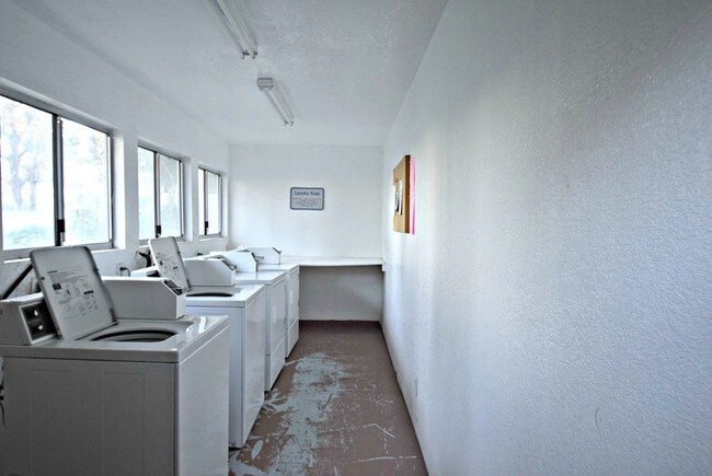 Foto del edificio - 2825 N Los Felices Rd