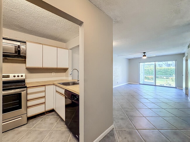 Building Photo - 207 Tropic Isle Dr