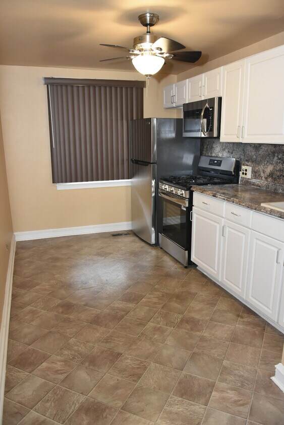 Primary Photo - 3300 W Queen Ln