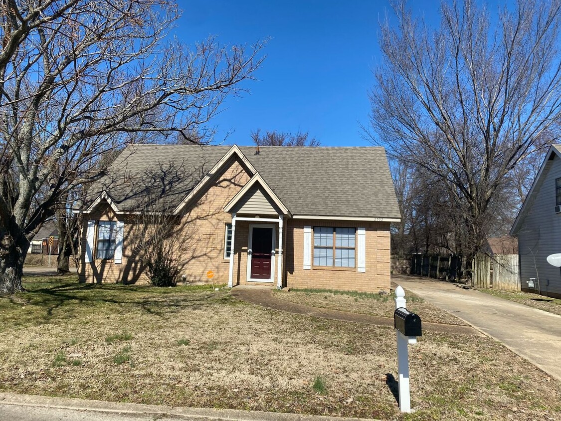 Primary Photo - Remodeled 3bed/2bath Home with fenced yard