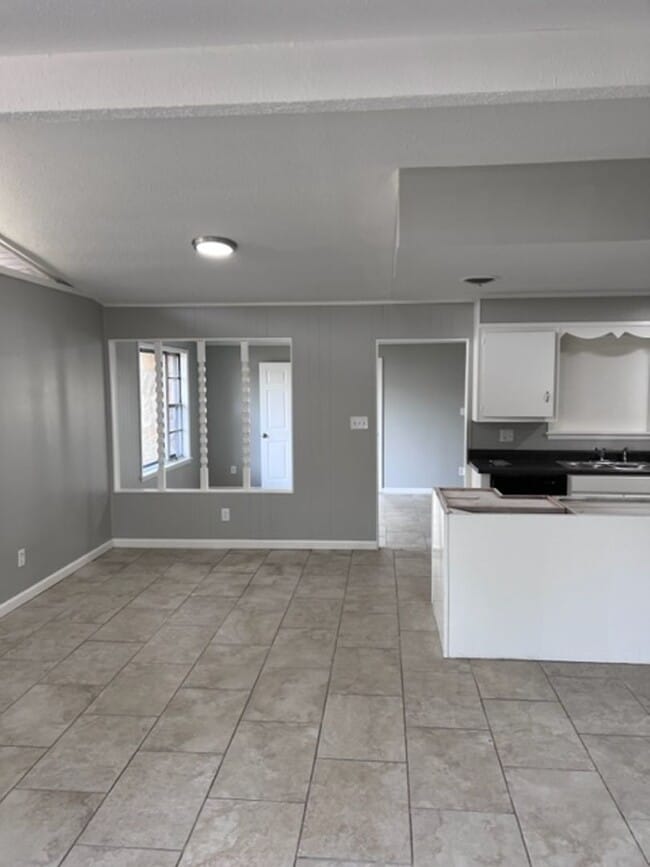 Building Photo - Renovated 4 Bedroom 2 Bath Home for Rent!!