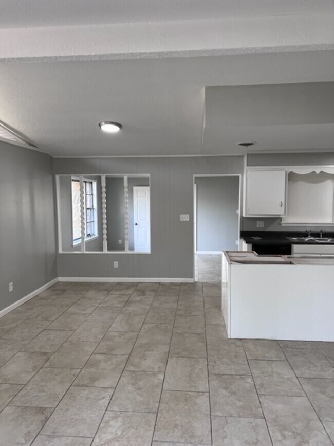 Foto del edificio - Renovated 4 Bedroom 2 Bath Home for Rent!!