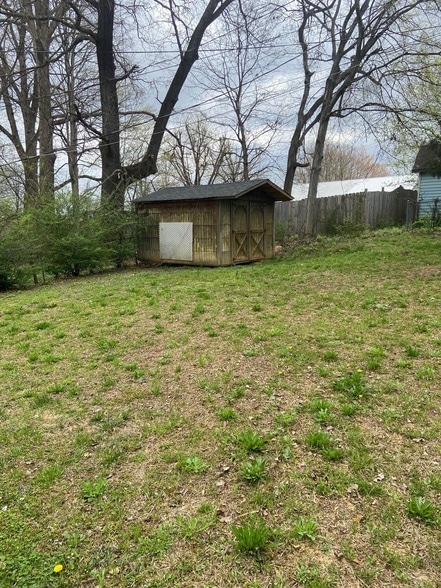 Building Photo - 104 Oak Ave