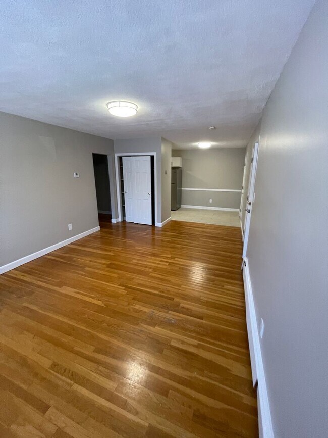 Foto del edificio - 1-Bedroom H & HW + Parking * Newton Riverside MBTA GL-D