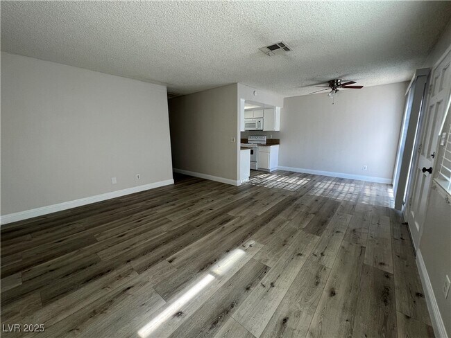 Foto del edificio - 1009 Willow Tree Dr