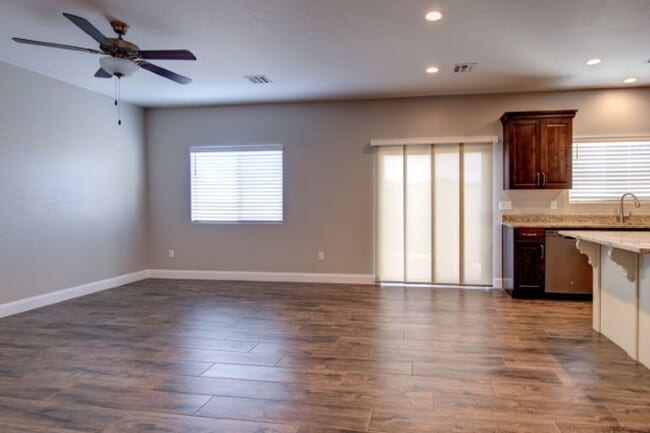Building Photo - Like New Townhome in Cedar City!!