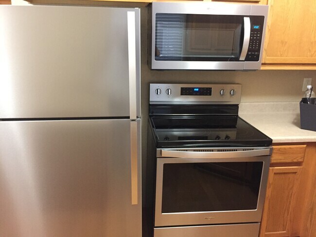 Kitchen - 411 Grandview Ct