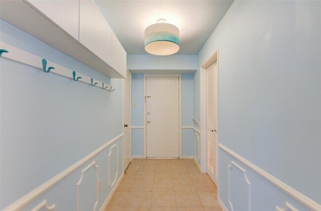 Building Photo - 355 N Post Oak Ln