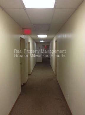 Building Photo - 2nd Floor Spacious Apartment w/ New Carpeting