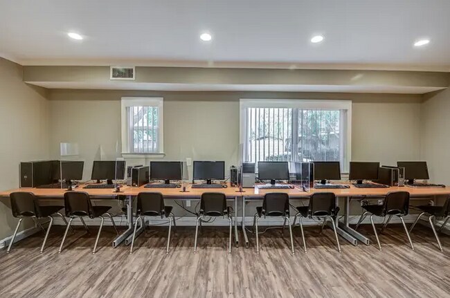 Foto del edificio - 16331 E McFadden Ave