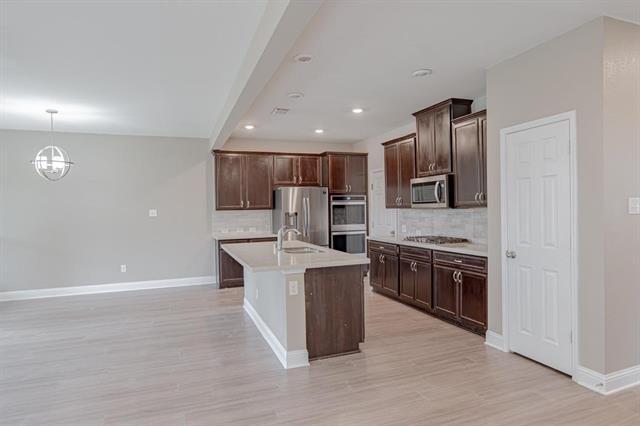 Building Photo - 410 Club House Dr