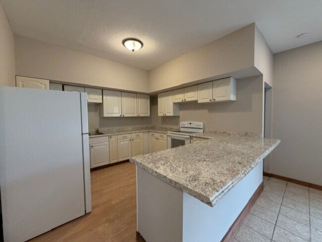 Building Photo - 4 bed 1.5 Bath Home Available in Springfield+