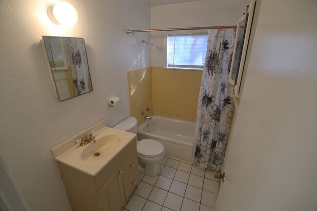 Foto del edificio - Housing Vouchers Accepted!!!  Location!  N...