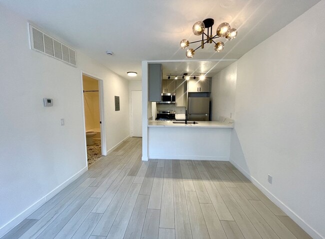 Foto del edificio - Modern Studio in Gated Van Nuys Community ...