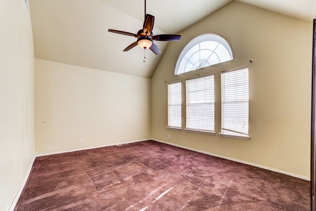 Building Photo - Large 3 Bedroom Home With Office!