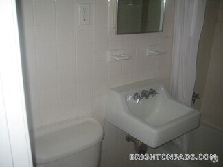 Building Photo - 160 N Beacon St