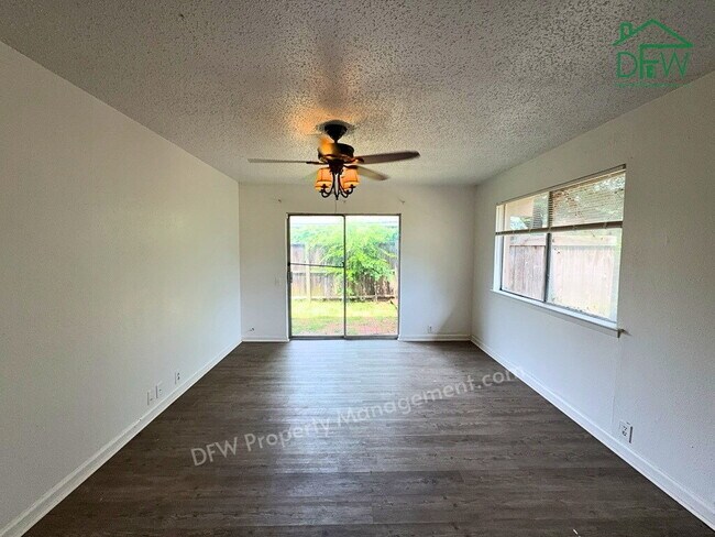 Building Photo - 3 Bed / 2 Bath Townhome - Fenced Yard, Community Pool