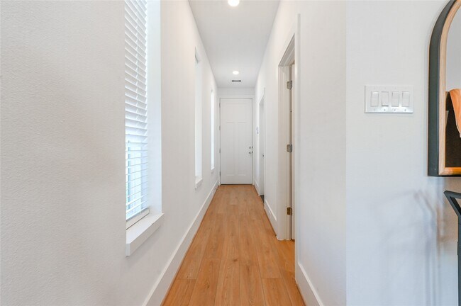 Foto del edificio - 7607 Victory Reserve St