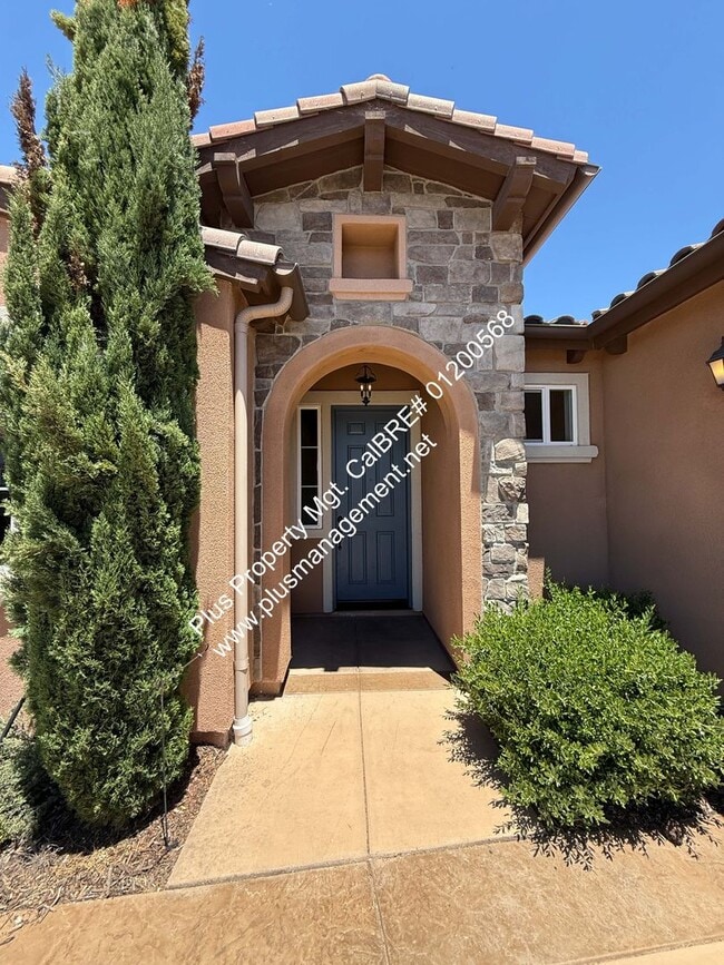Foto del edificio - Newer Single Story Model Home Located In The Meadows at Rice Ranch with Three Car Garage