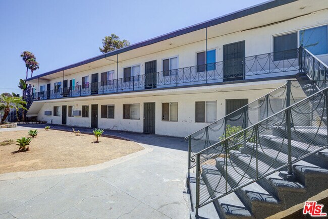Foto del edificio - 5493 Atlantic Ave
