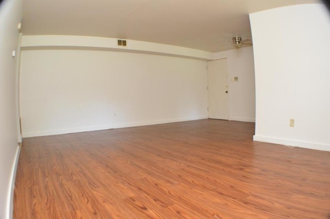 Foto del edificio - 3331 Mall Court, Unit #D-3