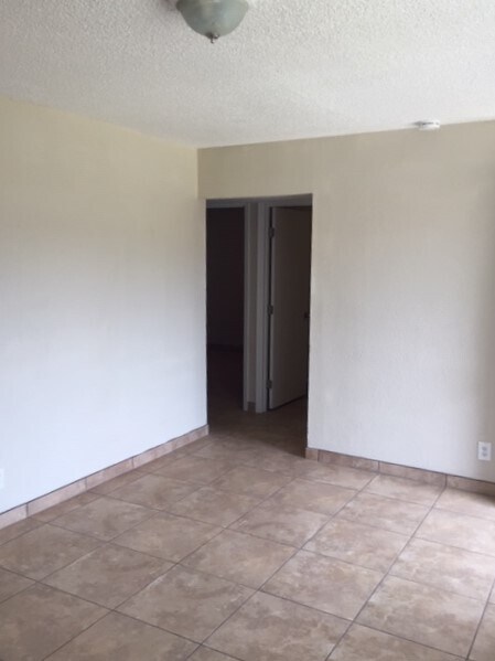 Building Photo - 2139 W Glenrosa Ave