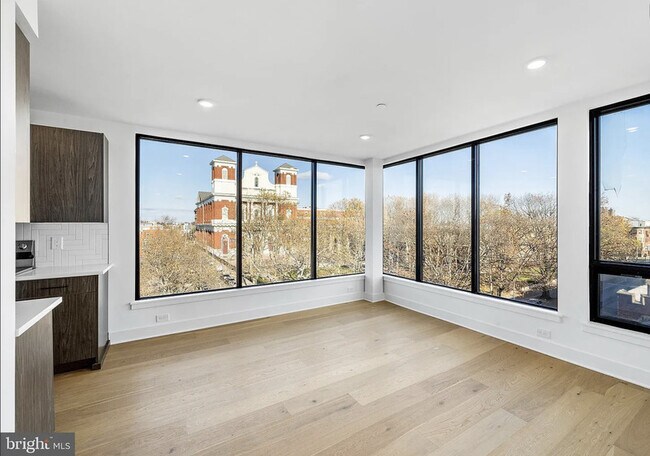 Foto del edificio - 1800 W Girard Ave