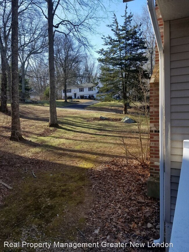 Building Photo - 4 br, 2.5 bath House - 5 Friar Tuck Dr