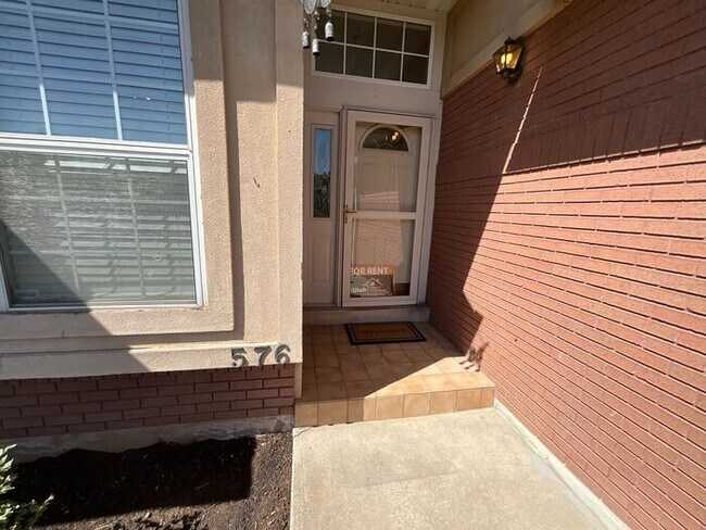 Foto del edificio - 4 bdrm 3 bth Home 2 Car Garage- HOA with Pool