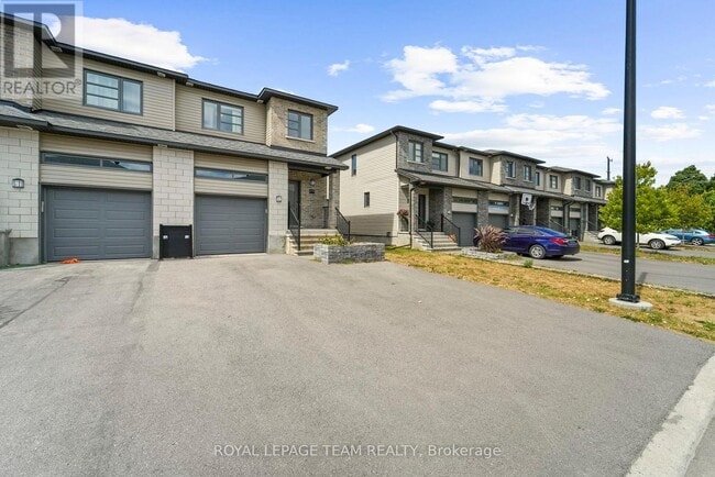 Building Photo - 279 Munro St