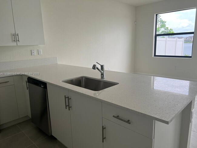 Foto del edificio - 3382 W 114th Terrace