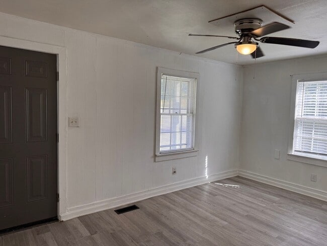 Building Photo - 524 Hardwick Ave