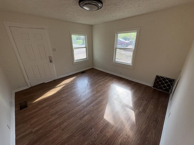 Building Photo - 717 Sanders Ln