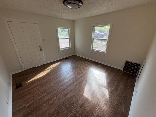 Foto del edificio - 717 Sanders Ln